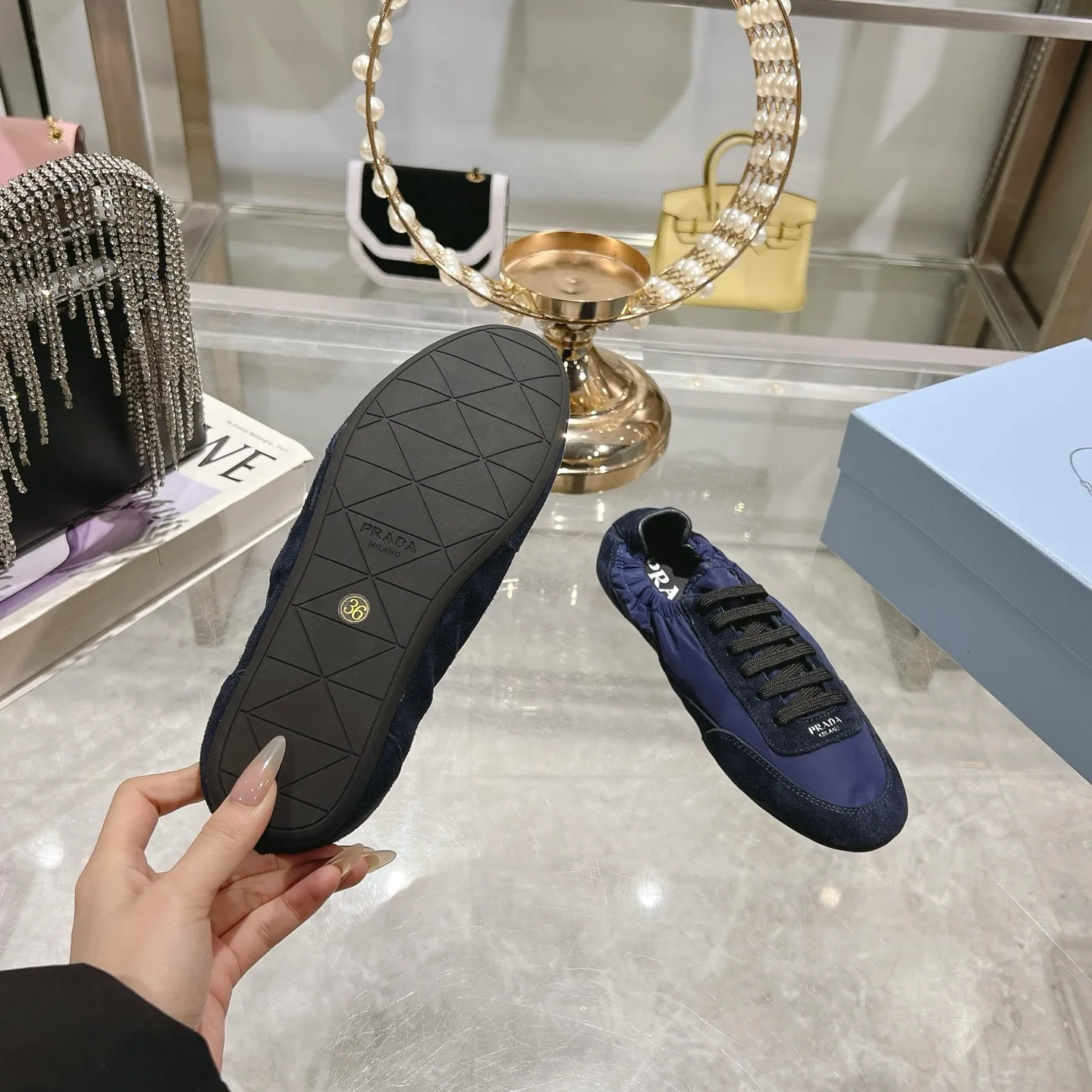 👟👟Ex-factory price 520👟👟Men's size +10 Couple style🎆Prada's new moral training shoes. The upper is suede with texture, and the inner sheepskin is wrapped. It is soft and waxy🎆The insole is thickened with lambskin. It is extremely comfortable to step on, has a sense of support, and feels well wrapped. The shoe shape is full of wrapping, light and easy to wear. A practical casual shoe that makes your legs appear taller! White is clean and refreshing, needed all year round, and can be easily worn with skirts and pants. Upper: imported suede/original molded fabric. Lining: sheepskin. Outsole: rubber outsole! Code number: 35-41 Color: burgundy blue brown green dark green yellow black red gray 9 colors available